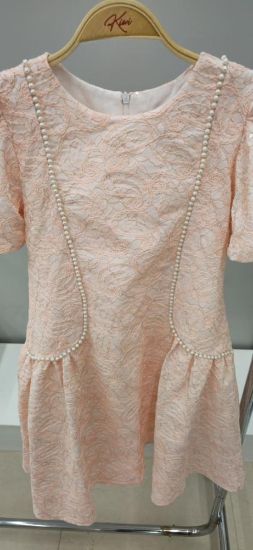 صورة فستان لحمي بنقشة الجاكار مزين بلؤلؤ